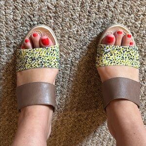 CROCS Yellow and Brown Sandals Comfortable Dual-Strap